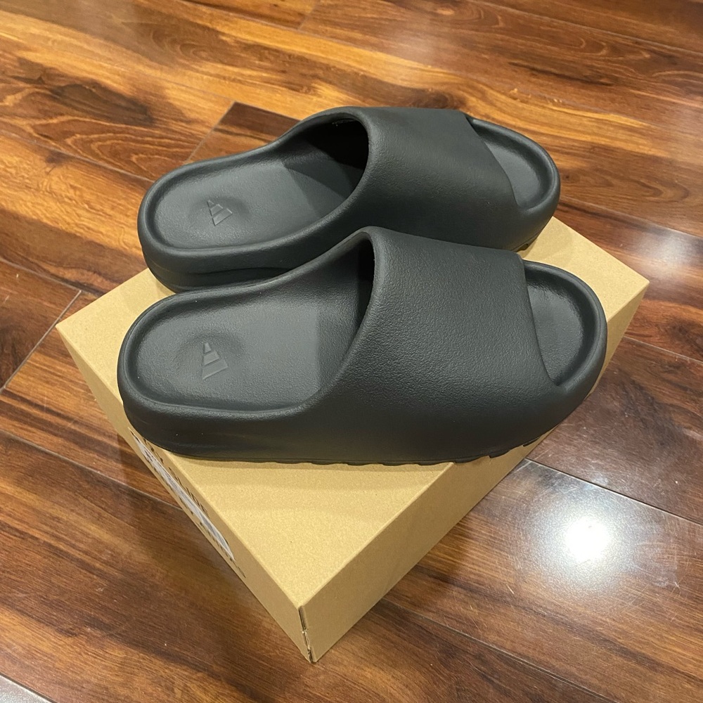 Adidas Yeezy Slide "Onyx" 
Mens size 8 
NEW With box